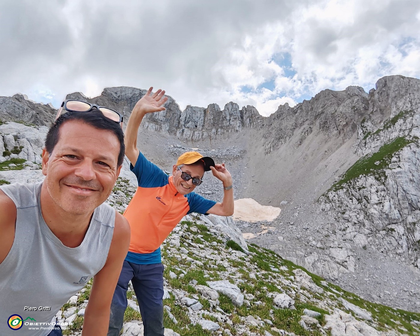 07 Sul sent. 244 oltre il passo di Corna Piana a quota (2180 m) con vista sulle rocciose pareti nord Arera.jpg